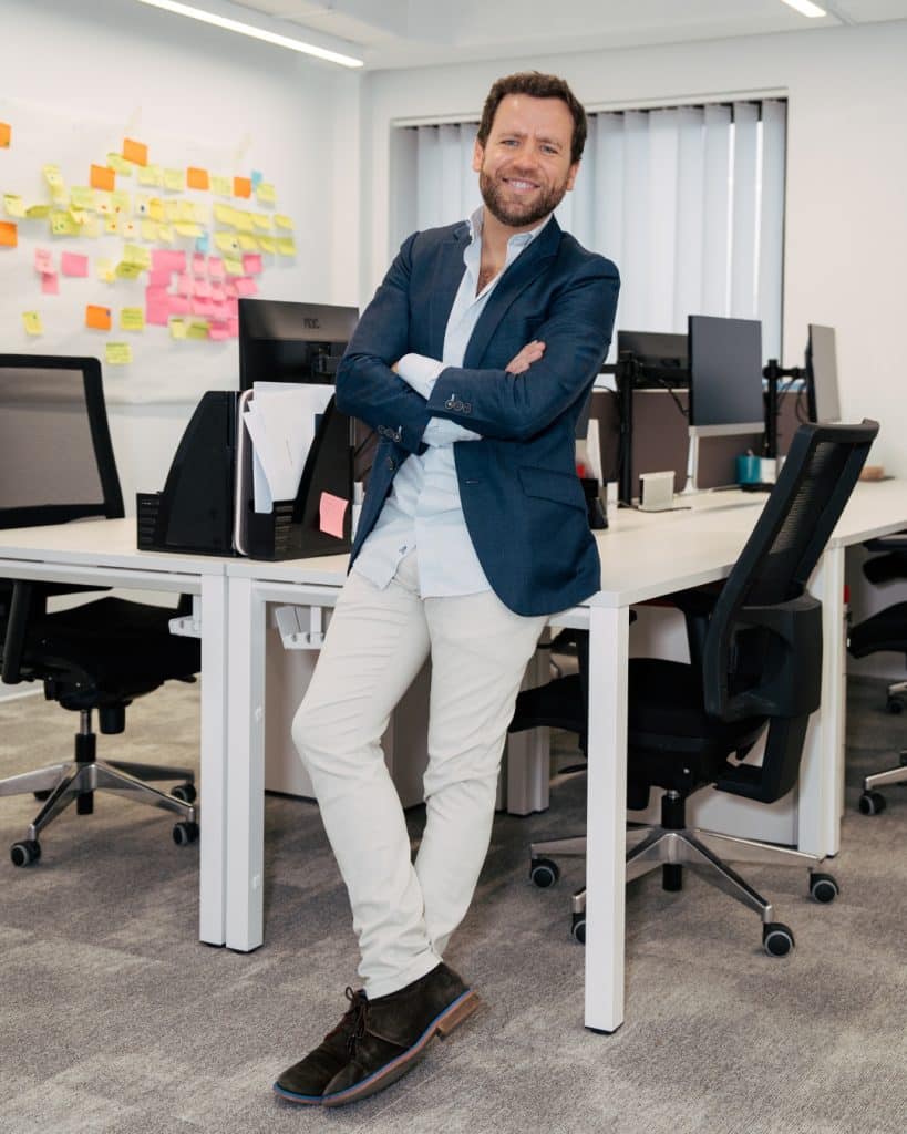 Rafael Pacheco Activismo Digital - Equipo Sobre nosotros Rafael Pacheco en sala de reuniones Activismo Digital Sobre nosotros